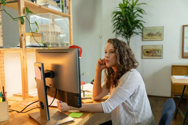 Cómo te Sientas Determina Cómo Piensas: Postura, Cerebro y Concentración en el Trabajo y el Estudio