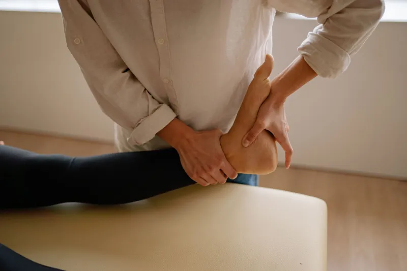 Los Cimientos del Cuerpo: Por Qué la Salud de tus Pies Decide tu Postura y tu Bienestar